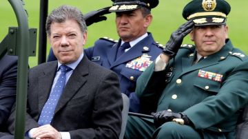 Las grabaciones involucran al comandante de las Fuerzas Militares de Colombia, general Leonardo Barrero (centro).
