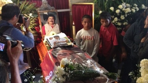 Familiares durante el velatorio del periodista Gregorio Jiménez.