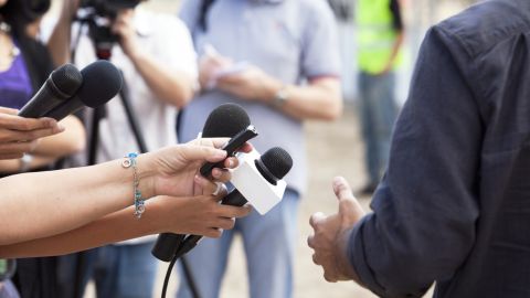 Es su oficio, así como el de los periodistas de todas las latitudes es gastarnos la plata que consiguen ustedes.