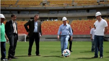 El secretario general de FIFA, Jerome Valcke (tercero de izq a der.) supervisa  la cancha en Manaos.
