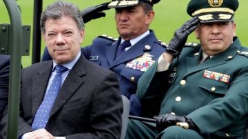 Las grabaciones involucran al comandante de las Fuerzas Militares de Colombia, general Leonardo Barrero (centro).