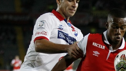Jonathan Copete (d) de Santa Fe estuvo en el juego ante el Deportivo Cali.
