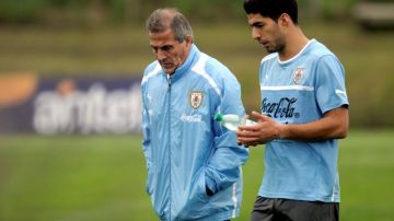 El técnico de Uruguay, Oscar Tabárez, dialoga con el goleador Luis Suárez.