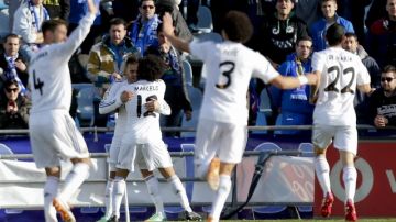 Jesé Rodríguez (2d) celebra con sus compañeros el tanto marcado al Getafe. Real Madrid se impuso por goleada de 3-0.