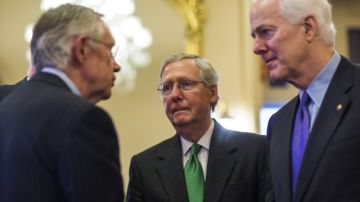 Los senadores Harry Reid (i), Mitch McConnell (c), y John Cornyn dialogan en el marco de la  aprobación de la prórroga del techo de deuda del país. Foto: Archivo