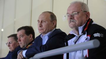 Putin en la tribuna, acompañado del presidente de Eslovaquia Ivan Gasparovic y el primer ministro ruso Dmitry Medvedev.