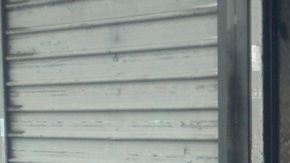 Fernando Mateo, vocero de la Federación de Taxistas del Estado de Nueva York, habla junto al taxista Luis Molina, quien muestra la foto con sus heridas.