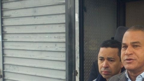 Fernando Mateo, vocero de la Federación de Taxistas del Estado de Nueva York, habla junto al taxista Luis Molina, quien muestra la foto con sus heridas.