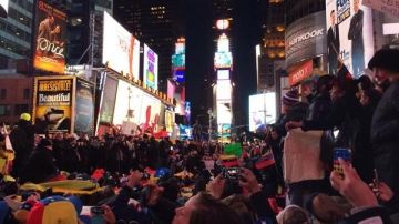 Vestidos de negro y con banderas de Venezuela, cientos de manifestantes llegaron al Time Square.