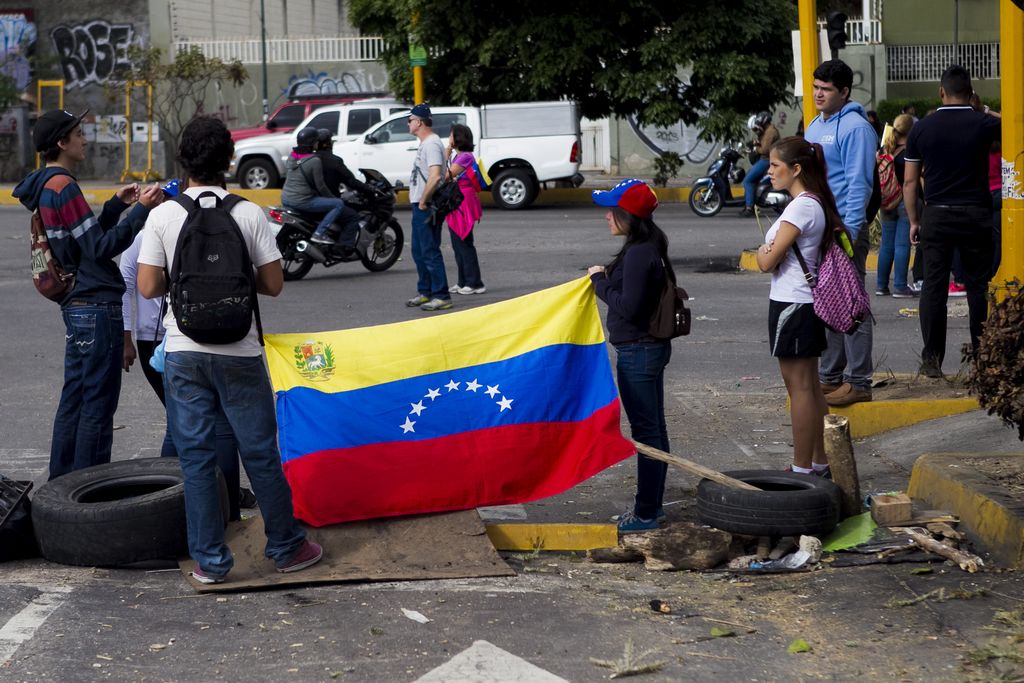 Un grupo de personas se congrega durante una protesta de la oposición venezolana contra la política del presidente Nicolás Maduro.