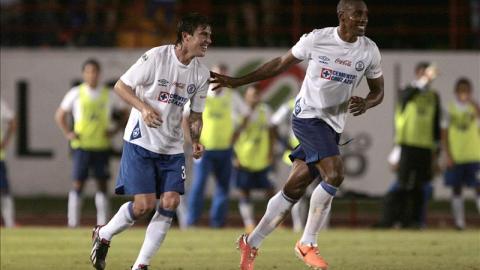 Los jugadores de Cruz Azul, Mauro Formica y Luis Perea.