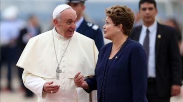 En la imagen, el Papa Francisco junto a la presidenta de Brasil, Dilma Rousseff.