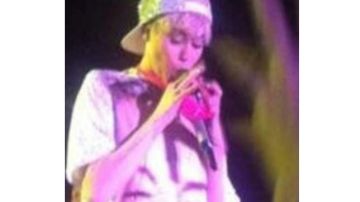 La fan de Miley Cyrus le tiró el tanga al escenario, y la cantante se lo metió en la boca.