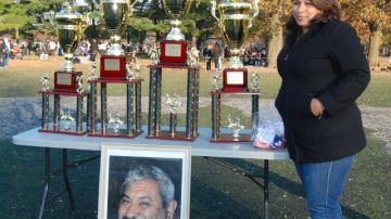 Margarita Guilarte con los trofeos y una  foto de su padre Jaime.