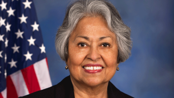 Gloria Negrete-McLeod representando al Distrito 35 de California en el Congreso en Washington.