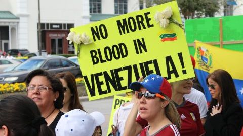 Una de las protestas realizadas por venezolanos en una esquinas de las calles Post Oak y Westheimer, en el area de La Galleria, en Houston.