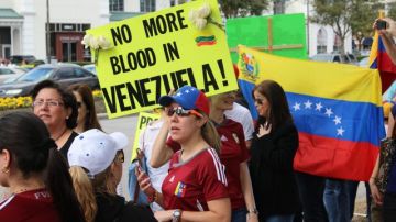 Una de las protestas realizadas por venezolanos en una esquinas de las calles Post Oak y Westheimer, en el area de La Galleria, en Houston.