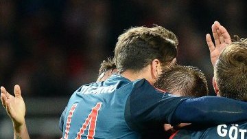 Los jugadores del Bayern Munich celebran uno de los dos goles en el triunfo sobre el Arsenal