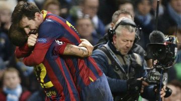Alves feseja con Messi el resultado para el Barcelona