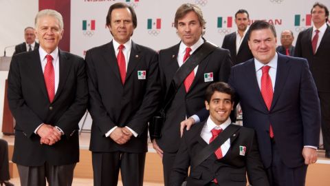 Al momento del abanderamiento de la delegación mexicana, previo al viaje rumbo a Sochi.