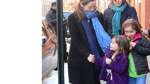 Hofman tuvo una larga relación con Mimi O’Donnell (izq), y tenían un hijo y dos hijas, Tallulahy (izq.) y Willa (centro).
