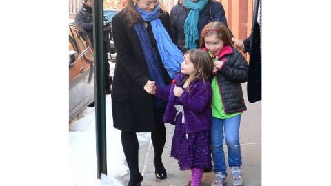 Hofman tuvo una larga relación con Mimi O’Donnell (izq), y tenían un hijo y dos hijas, Tallulahy (izq.) y Willa (centro).