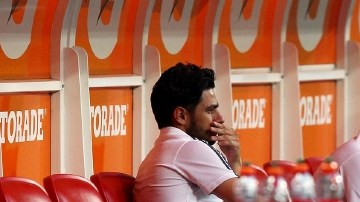 Aldo de Nigris (der.) en la banca de Chivas cuando el domingo tuvo que salir por lesión en el muslo derecho.