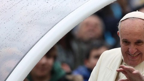 El papa Francisco recorre la plaza de San Pedro.