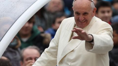 El papa Francisco recorre la plaza de San Pedro.