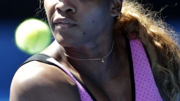 La estadounidense Serena Williams avanza con pie firme.