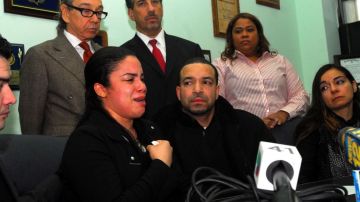 Loida Rivera Vera junto a Alejandro Madera, los hijos de la señora ultrajada en un asilo de ancianos, se encuentran indignados por el hecho.