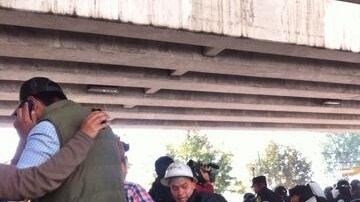 Policía repliega a los manifestantes de SME bajo un puente en Toluca, México.