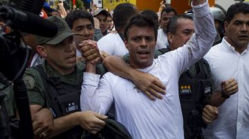 Leopoldo López fue escoltado por elementos de la Guardia Nacional Bolivariana.