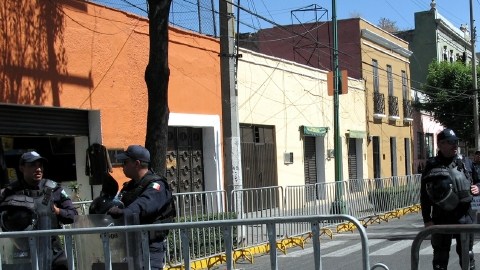 Militares patrullan por las principales calles de Toluca, donde se realizará la Cumbre  durante 24 horas.