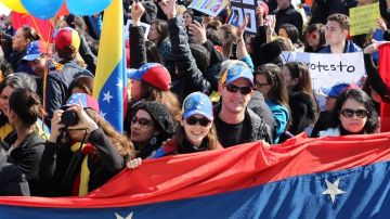 Los manifestantes se congregaron frente al edificio de la OEA en Washington y ondeando banderas venezolanas y pancartas.