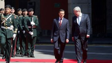 al presidente de México, Enrique Peña Nieto (E), y al primer ministro de Canadá, Stephen Harper (i), durante la ceremonia de bienvenida en Palacio Nacional de Ciudad de México.