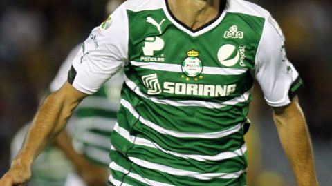 Jonathan Lacerda celebra  un gol de Santos ante Peñarol.