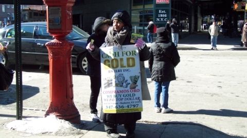 Margarita Gómez, residente en Brooklyn, dice estar contenta con su actual empleo y con la paga que recibe.