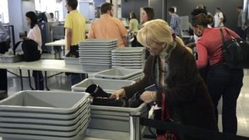 El DHS indicó que habrá un aumento en la vigilancia en los aeropuertos con el uso de detectores de explosivos para examinar los zapatos de los pasajeros.