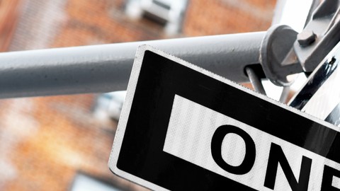 Las muchas historias que escuchamos sobre los atajos y caminos en sentido contrario, demuestran una inclinación cultural mexicana por hacer a un lado las normas