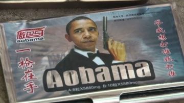 Los paquetes muestran la imagen de Obama vistiendo un esmoquin y apuntando con una pistola al estilo James Bond.