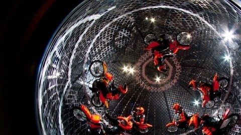 La Familia Torres realiza uno de los actos más peligrosos en el mundo del circo al recorrer en motoras una esfera de metal de 16 pies de altura.