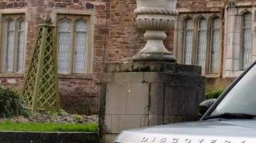 Viene en cuatro colores, Causeway Grey, Santorini Black, Fuji White e Indus Silver.