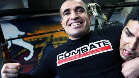 El Piolín y el luchador JC Llamas se lo pasan en grande durante las grabaciones.