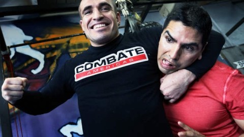 El Piolín y el luchador JC Llamas se lo pasan en grande durante las grabaciones.