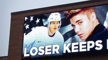 Ahora el dueño de la empresa que puso el cartel espera un comentario de Bieber.