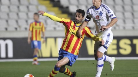 Jonas (izq.), del Valencia intenta superar a un defensor del Dynamo de Kiev, en partido que se disputó en Chipre por la crisis de Ucrania.