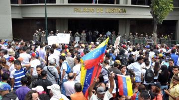 Partidarios del presidente Maduro protestaron el jueves en contra del líder opositor, Leopoldo López frente al tribunal de control en el Palacio de Justicia de Caracas.
