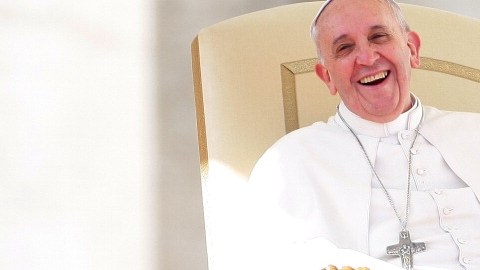 Los idiomas que, usualmente, utiliza el papa Francisco son el español y el italiano.