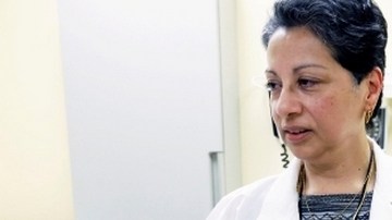 Esther Cruz (der.), paciente de leucemia, con Margarita Guerrero, la coordinadora de transplantes de Cedars-Sinai, quien le ayudó a conseguir donante.